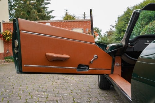 1974 Jaguar E-Type Series 3 V12 OTS RHD In vendita (immagine 116 di 295)