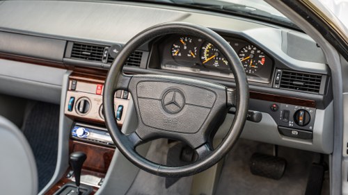 1995 Mercedes-Benz E220 Cabriolet A124 In vendita (immagine 18 di 202)