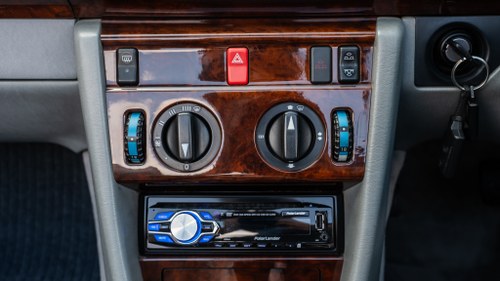 1995 Mercedes-Benz E220 Cabriolet A124 In vendita (immagine 34 di 202)