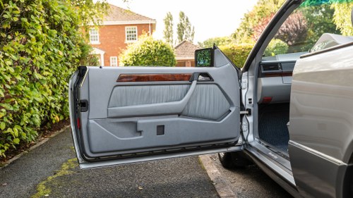 1995 Mercedes-Benz E220 Cabriolet A124 In vendita (immagine 54 di 202)