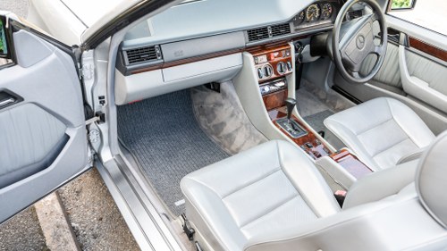 1995 Mercedes-Benz E220 Cabriolet A124 In vendita (immagine 59 di 202)