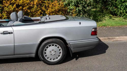 1995 Mercedes-Benz E220 Cabriolet A124 In vendita (immagine 103 di 202)
