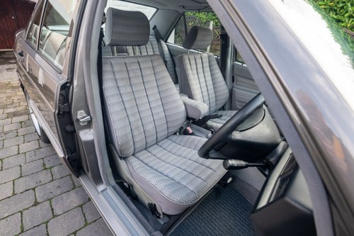 1990 Mercedes-Benz 190E 2.0 In vendita (immagine 18 di 177)