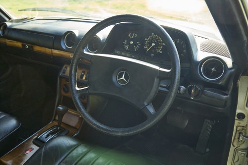 1982 Mercedes-Benz C123 230CE Pillarless Coupe In vendita (immagine 19 di 173)