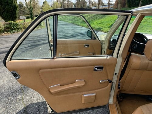 1981 Mercedes-Benz W123 230E Manual à vendre (picture 26 of 37)