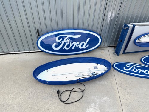 Collection of Three Ford Dealership Signs In vendita (immagine 10 di 95)