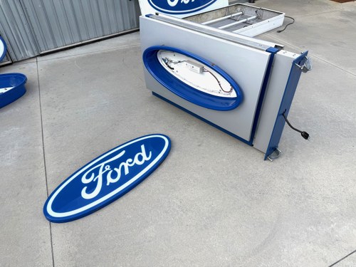 Collection of Three Ford Dealership Signs In vendita (immagine 16 di 95)