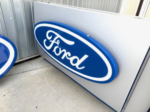 Collection of Three Ford Dealership Signs In vendita (immagine 28 di 95)