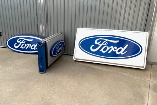 Collection of Three Ford Dealership Signs In vendita (immagine 33 di 95)