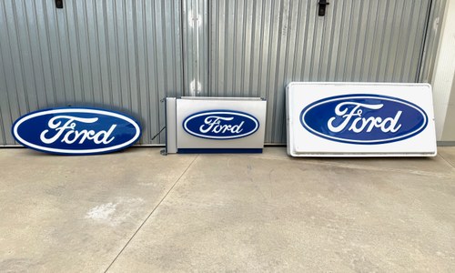 Collection of Three Ford Dealership Signs In vendita (immagine 42 di 95)