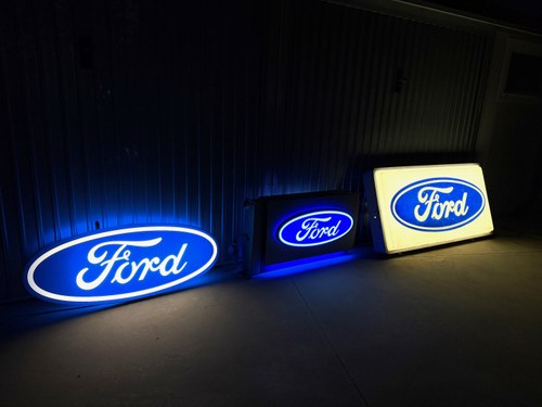 Collection of Three Ford Dealership Signs In vendita (immagine 58 di 95)