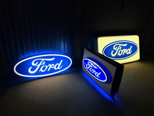 Collection of Three Ford Dealership Signs In vendita (immagine 63 di 95)