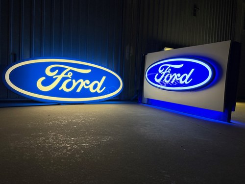 Collection of Three Ford Dealership Signs In vendita (immagine 67 di 95)
