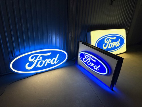 Collection of Three Ford Dealership Signs In vendita (immagine 68 di 95)