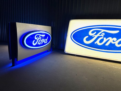 Collection of Three Ford Dealership Signs In vendita (immagine 70 di 95)