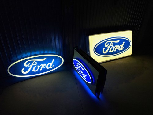 Collection of Three Ford Dealership Signs In vendita (immagine 74 di 95)