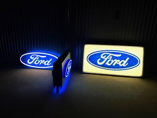 Collection of Three Ford Dealership Signs In vendita (immagine 75 di 95)