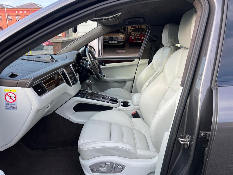 2015 Porsche Macan - 2 2015 Porsche Macan - 2