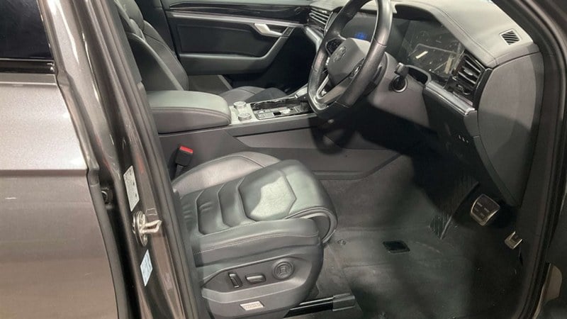 2021 Volkswagen Touareg - 2 2021 Volkswagen Touareg - 2