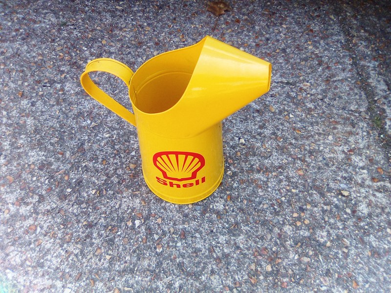 Reproduction large shell oil pourer