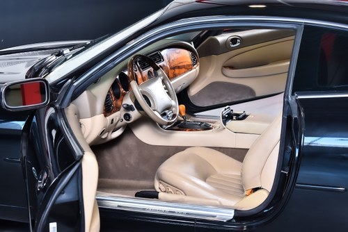 1999 Jaguar XK8 Coupé In vendita (immagine 37 di 115)