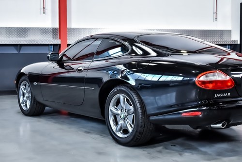 1999 Jaguar XK8 Coupé In vendita (immagine 94 di 115)