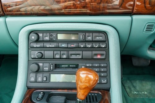 1998 Jaguar XK8 (X100) zum Verkauf (Bild 44 von 150)