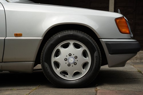 1993 Mercedes-Benz 320 CE Cabriolet A124 For Sale (picture 22 of 165)