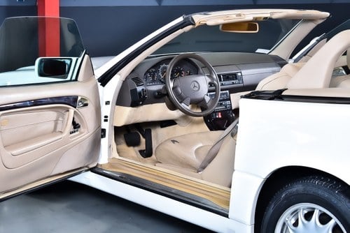 1997 Mercedes-Benz R129 SL500 Convertible 5,0L V8 (21k miles) In vendita (immagine 34 di 103)