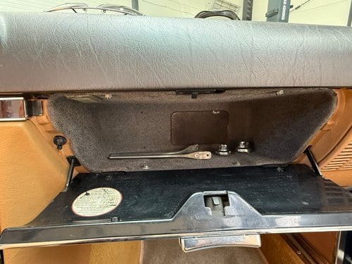 1984 Mercedes-Benz R107 500SL Te koop (foto 60 van 269)