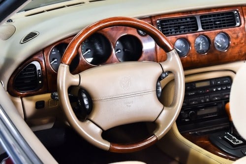 2002 Jaguar XK8 Convertible 4,0L V8 à venda (imagem 34 de 107)