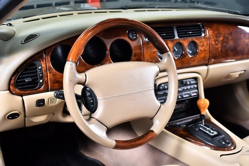 2002 Jaguar XK8 Convertible 4,0L V8 à venda (imagem 52 de 107)