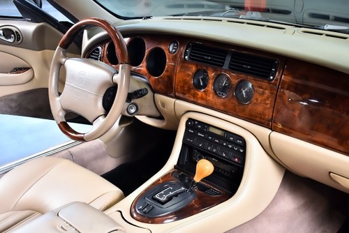 2002 Jaguar XK8 Convertible 4,0L V8 à venda (imagem 61 de 107)