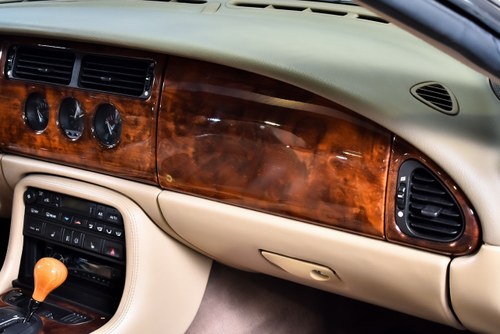 2002 Jaguar XK8 Convertible 4,0L V8 à venda (imagem 62 de 107)