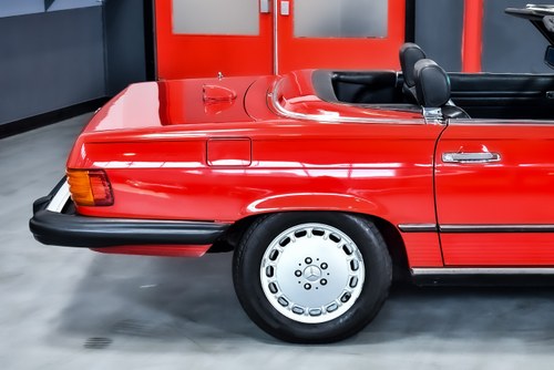 1986 Mercedes-Benz 560SL (R107) In vendita (immagine 65 di 102)