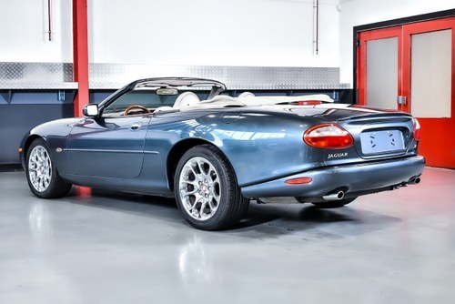 2000 Jaguar XKR Convertible 4.0L V8 à vendre (picture 16 of 103)