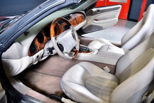 2000 Jaguar XKR Convertible 4.0L V8 à vendre (picture 36 of 103)