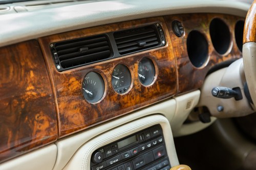 1999 Jaguar XK8 zum Verkauf (Bild 33 von 123)