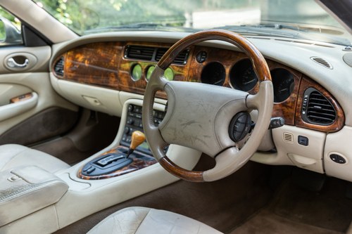 1999 Jaguar XK8 zum Verkauf (Bild 40 von 123)