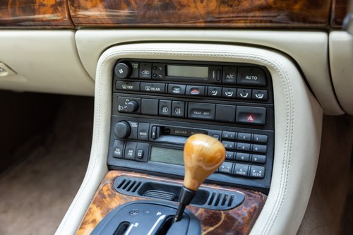 1999 Jaguar XK8 zum Verkauf (Bild 41 von 123)