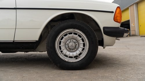 1984 Mercedes-Benz W123 230E Automatic Te koop (foto 19 van 209)