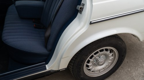 1984 Mercedes-Benz W123 230E Automatic Te koop (foto 33 van 209)