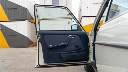 1984 Mercedes-Benz W123 230E Automatic Te koop (foto 62 van 209)