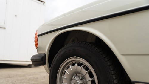 1984 Mercedes-Benz W123 230E Automatic Te koop (foto 117 van 209)