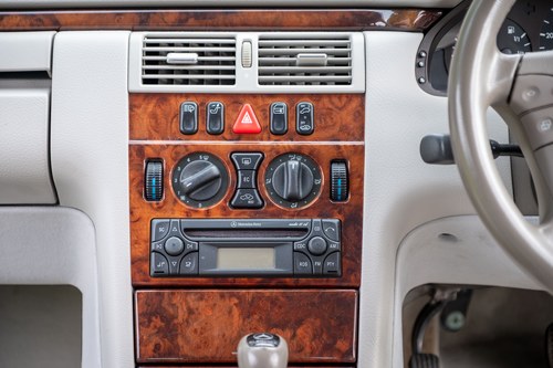 2000 Mercedes-Benz E240 Elegance W210 Te koop (foto 59 van 195)