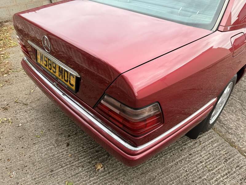 1995 Mercedes 280 almandine-red-metallic Automático Volante à direita ...