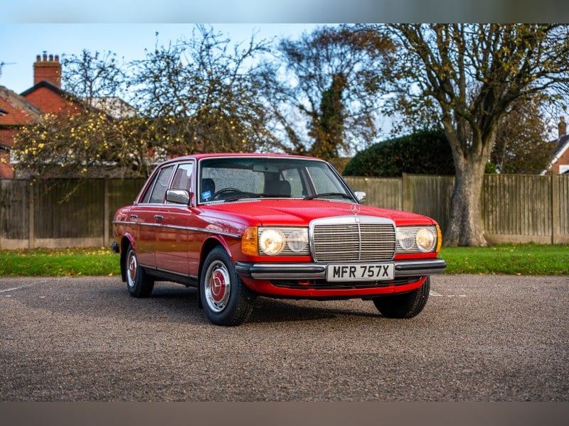 1981 Mercedes Benz 200 (W123)