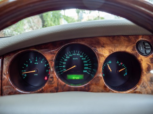 1997 Jaguar X100 XK8 Convertible In vendita (immagine 39 di 120)