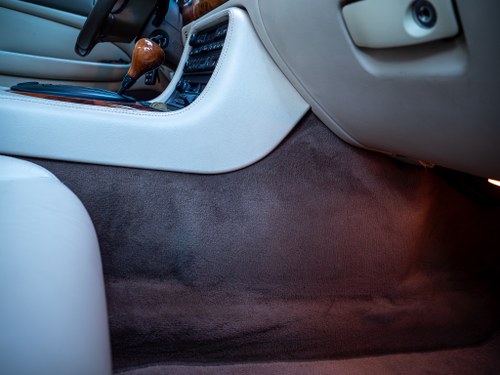 1997 Jaguar X100 XK8 Convertible In vendita (immagine 46 di 120)