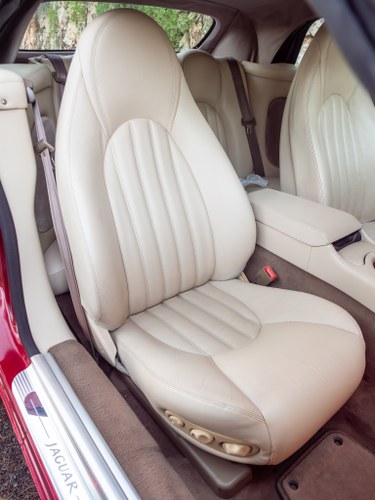 1997 Jaguar X100 XK8 Convertible In vendita (immagine 48 di 120)